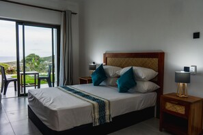 Quarto luxo, para não fumantes, vista para o mar | Frigobar, individualmente decorados, individualmente mobiliados