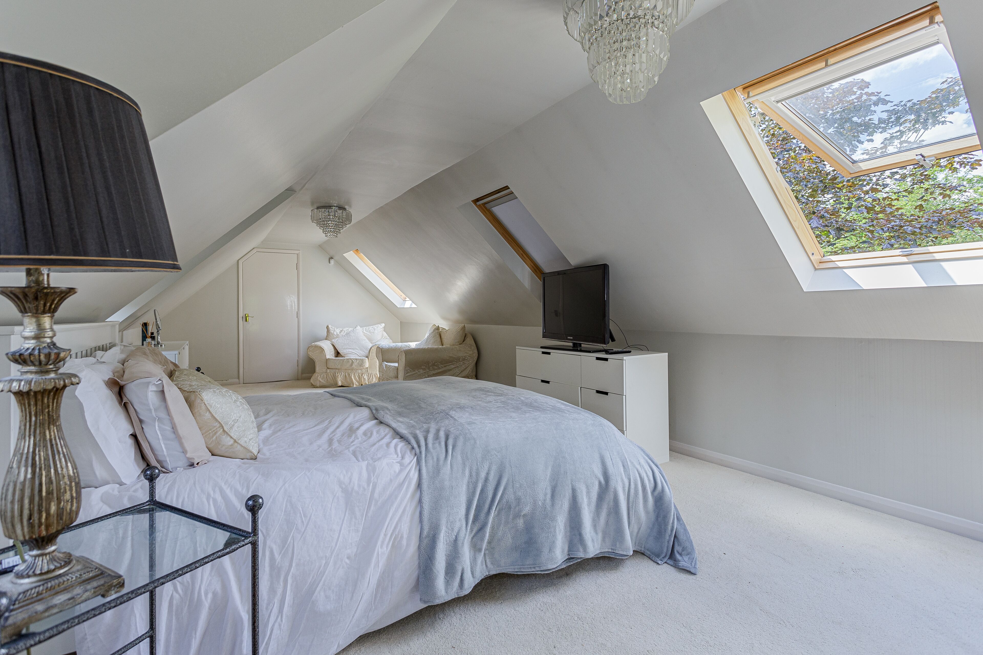 2 bedrooms, desk, iron/ironing board, WiFi