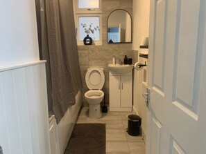 Rumah | Kamar mandi | Kombinasi shower/bathtub, bathtub besar, pengering rambut, dan handuk