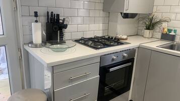 House | Private kitchen | Fridge, microwave, oven, stovetop