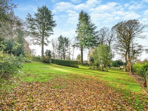 A park with a grassy area, trees, and a hedge. - 3 bedroom accommodation in Beverley (Beverley)