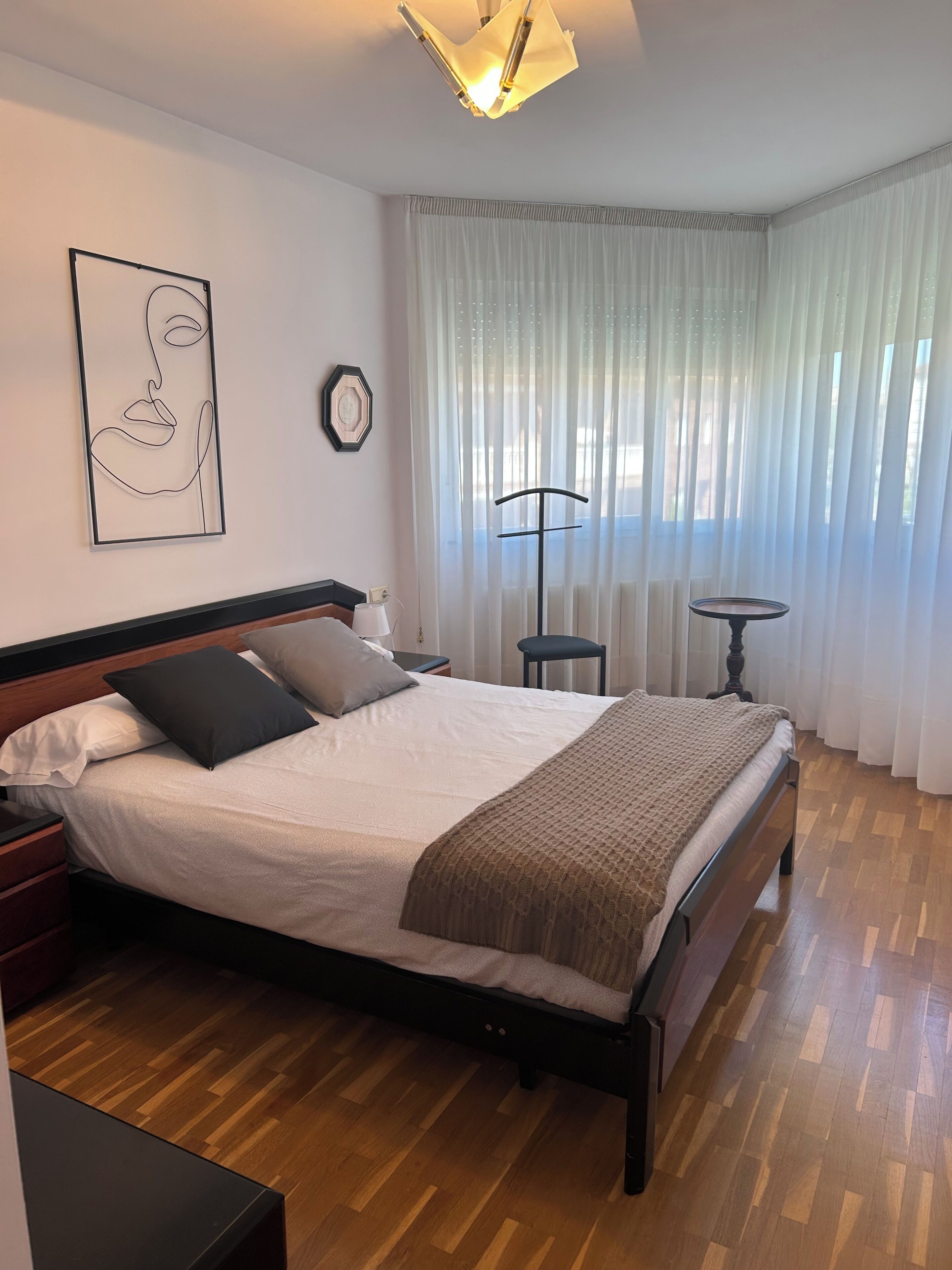 6 slaapkamers, een bureau, een strijkplank/strijkijzer, reisbedje