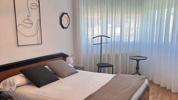 6 slaapkamers, een bureau, een strijkplank/strijkijzer, reisbedje
