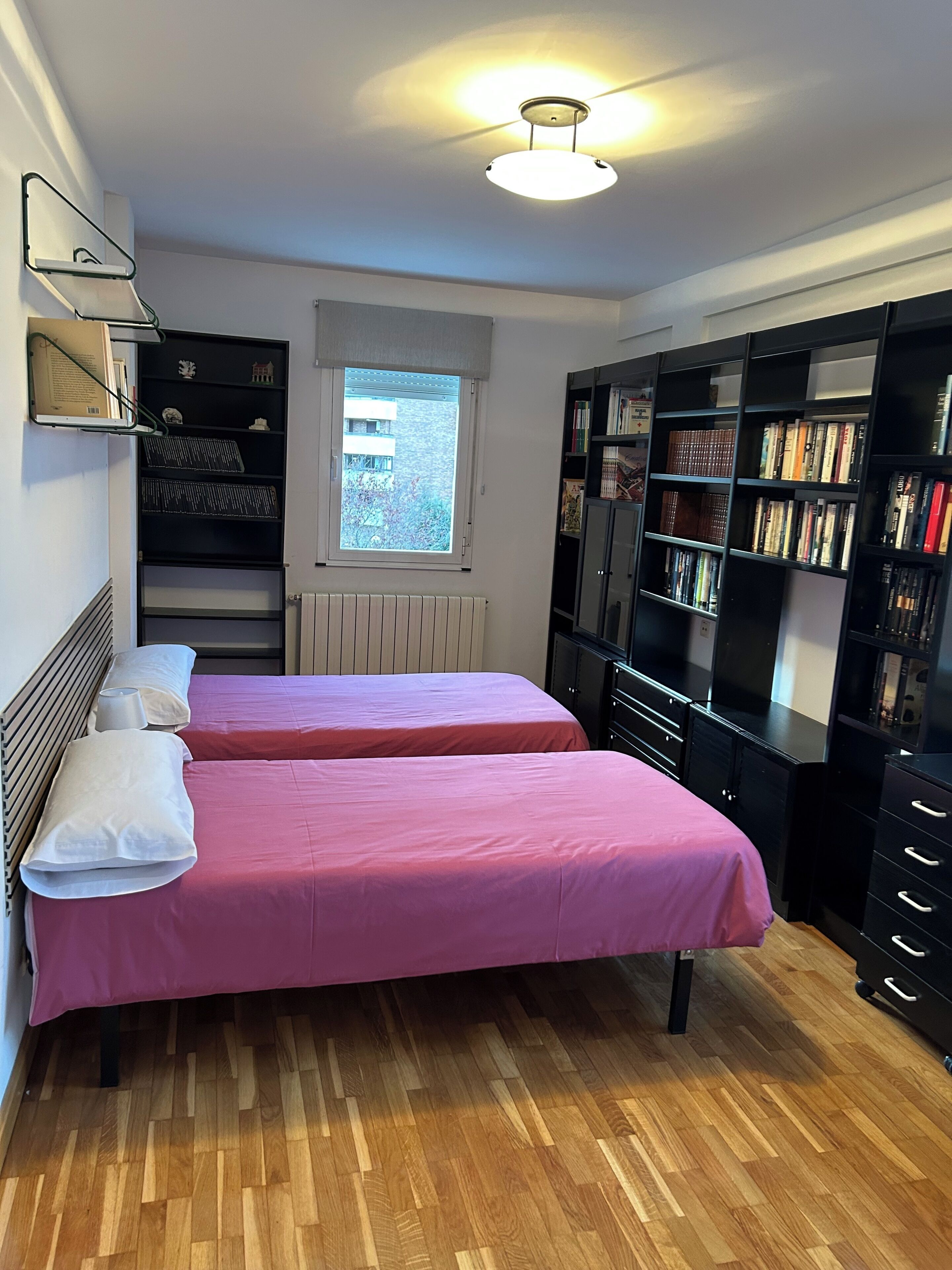 6 bedrooms, desk, iron/ironing board, travel crib