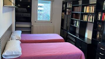 6 bedrooms, desk, iron/ironing board, travel crib