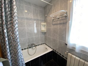 Een haardroger, een bidet, handdoeken, zeep