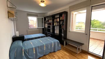 6 slaapkamers, een bureau, een strijkplank/strijkijzer, reisbedje