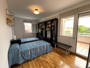 6 chambres, bureau, fer et planche Ă repasser, lit parapluie