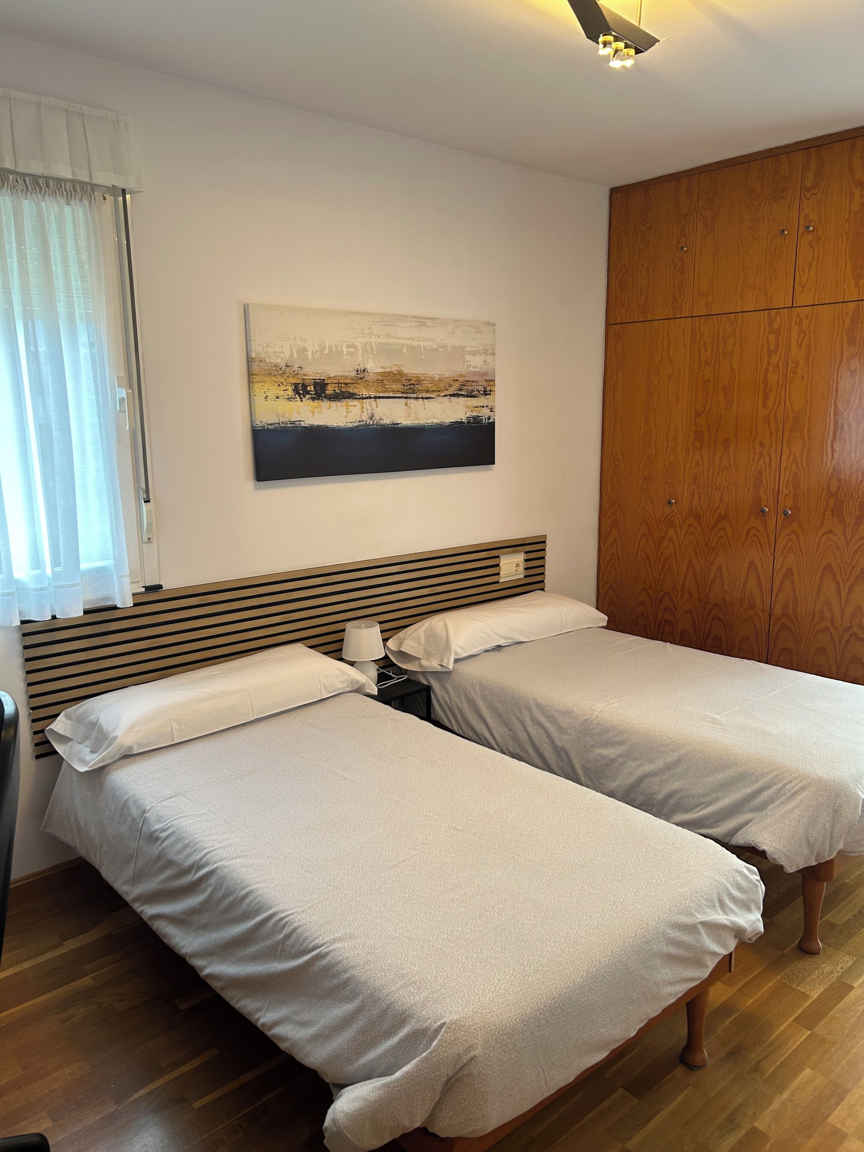 6 makuuhuonetta, työpöytä, silitysrauta/-lauta, vauvan matkasänky