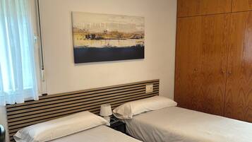 6 makuuhuonetta, työpöytä, silitysrauta/-lauta, vauvan matkasänky