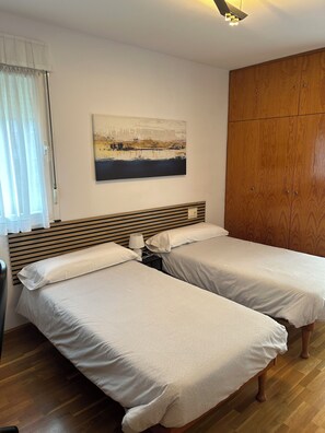 6 habitaciones, escritorio y tabla de planchar con plancha 