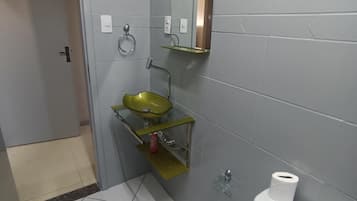 Apartamento | Banheiro | Chuveiro, chuveiro com efeito de chuva, secador de cabelo