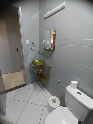 Apartment | Bathroom | Shower, rainfall showerhead, hair dryer, bathrobes - Jardim das Orquídeas 2 (Rio das Ostras)