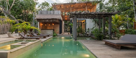 Una piscina al aire libre