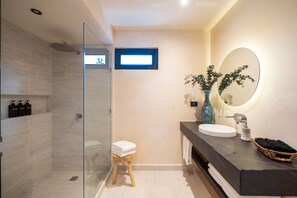 Shower, hair dryer, towels, soap - Villa Tovar Tulum / Private Pool/ Starlink Wi-Fi / Mayan Jungle. (Tulum)