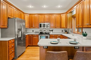 Frigorífico, microondas, horno y lavavajillas