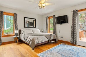 5 bedrooms, desk, iron/ironing board, travel crib