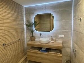 Dusche, umweltfreundliche Kosmetikartikel, Haartrockner, Handtücher
