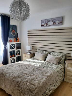 4 slaapkamers, een strijkplank/strijkijzer, gratis wifi, beddengoed
