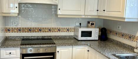 Micro-ondas, fogão, lava-louças