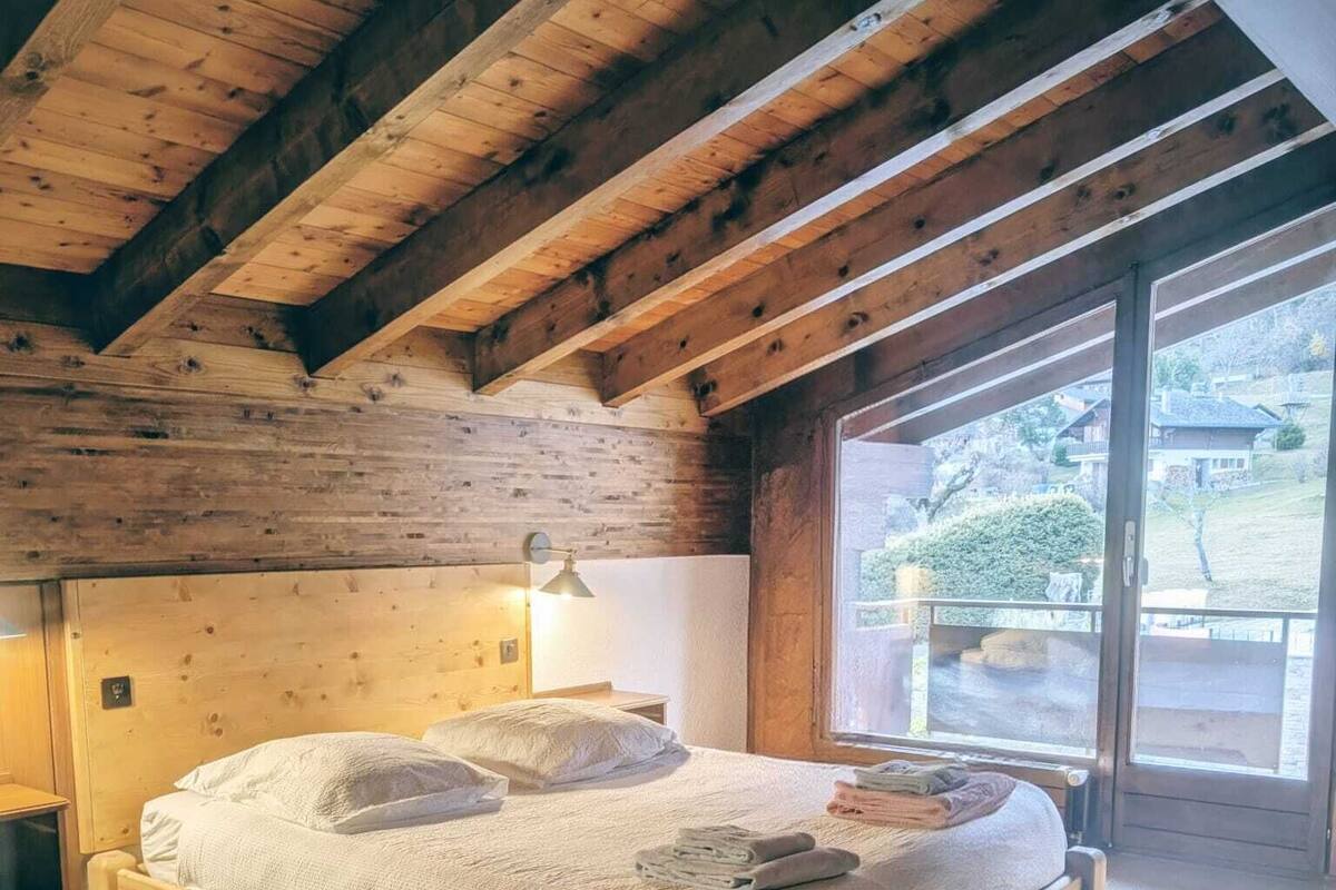 家庭开间 | 起居区 | 平板电视、桌上足球、玩具、书
