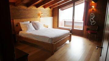 Comfort Quadruple Room | Meja, Wi-fi percuma, cadar katil