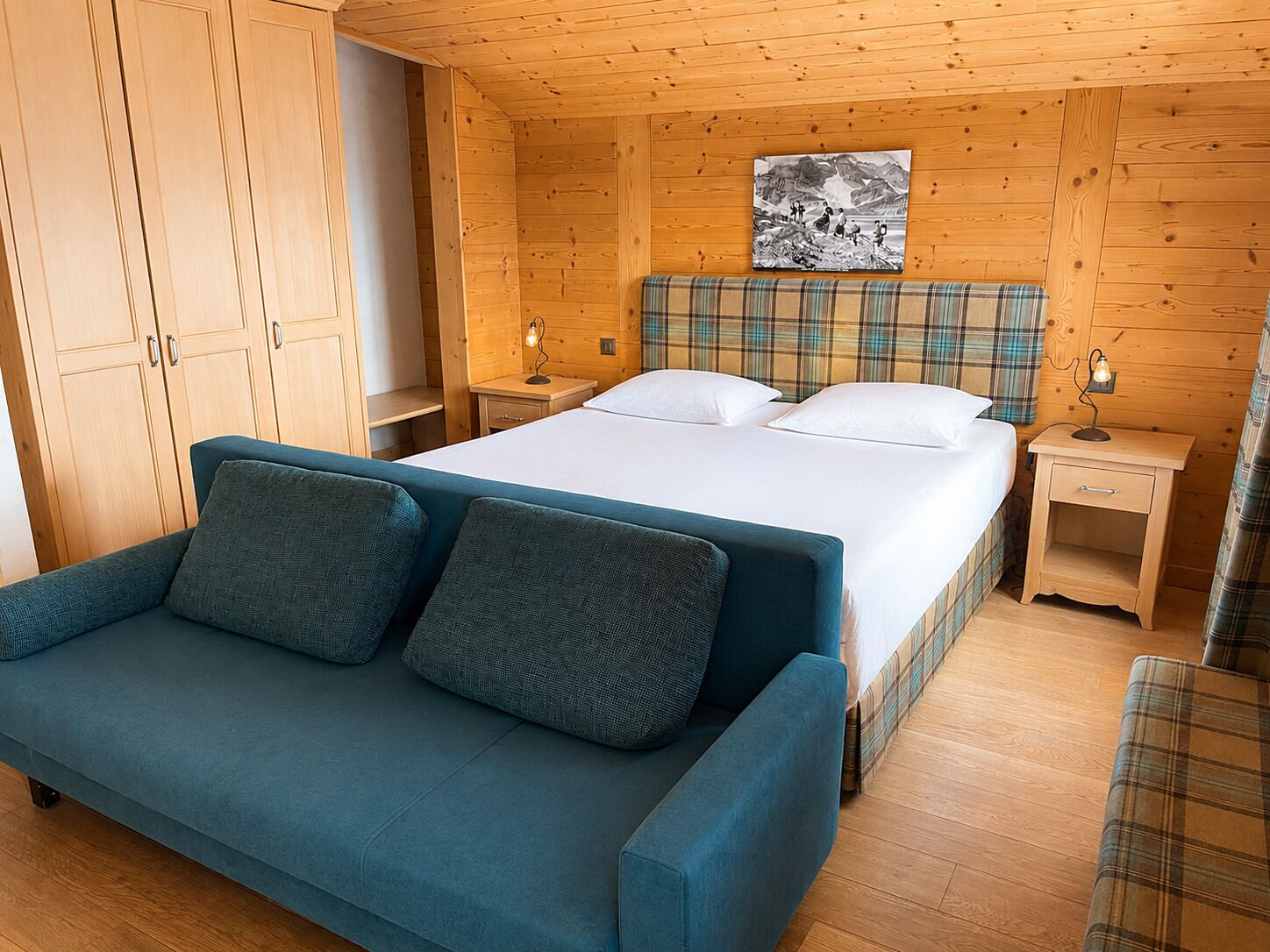 Superior Triple Room | Desk, laptop workspace, WiFi (free), bed sheets