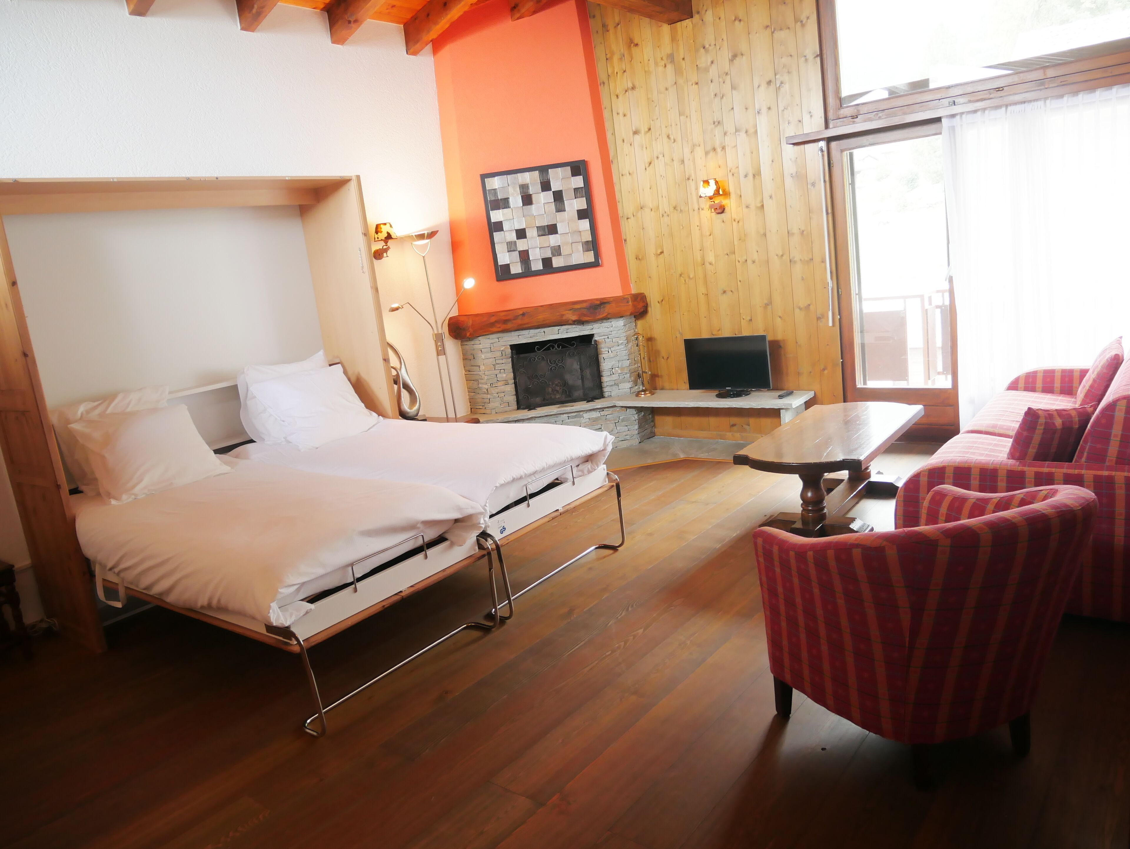 Comfort-Vierbettzimmer | Wohnbereich | Flachbildfernseher, Tischtennisplatte, Kinderspielzeug, Bücher