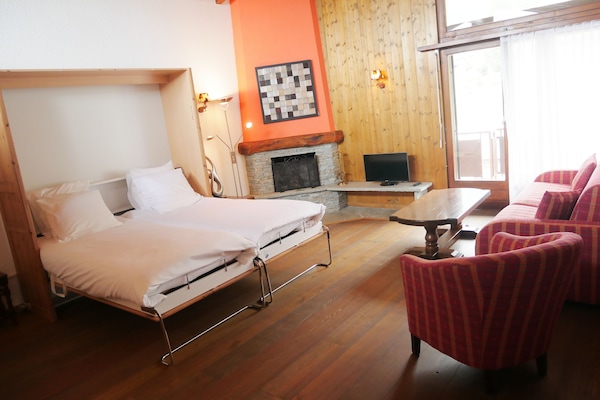 Comfort-Vierbettzimmer | Wohnbereich | Flachbildfernseher, Tischtennisplatte, Kinderspielzeug, Bücher