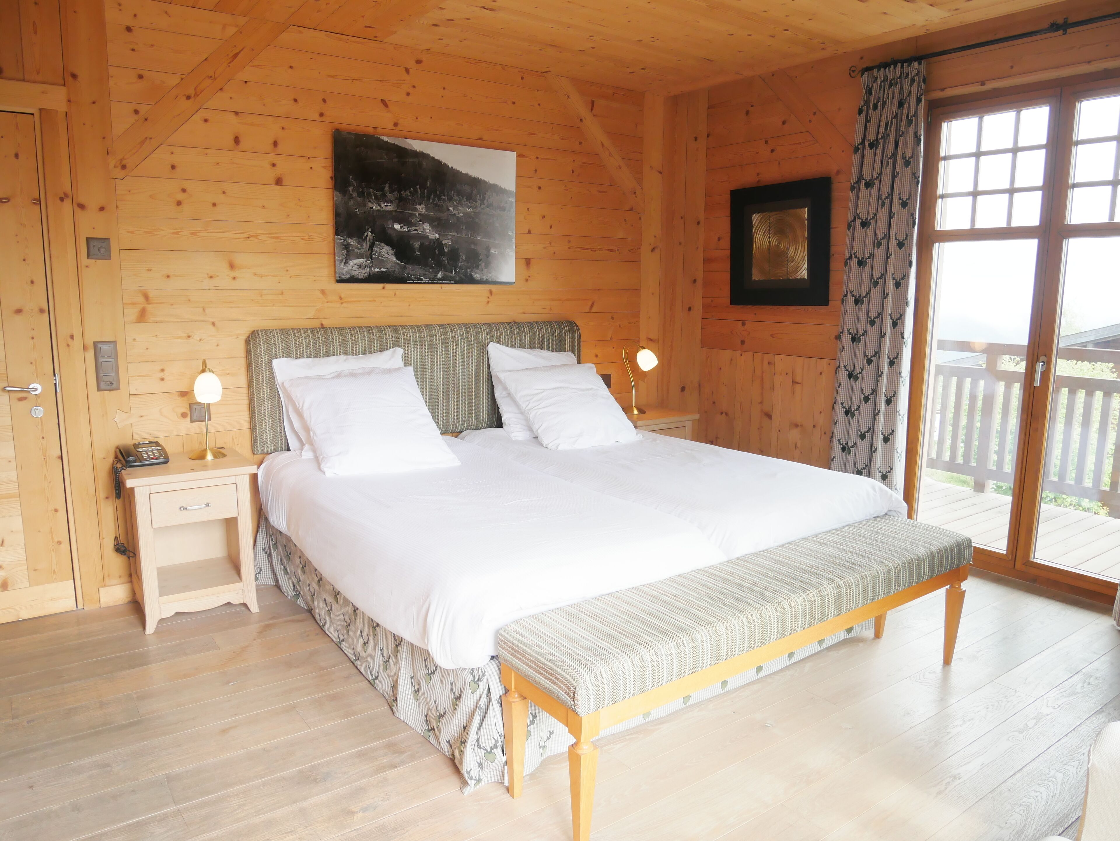 Escritorio, wifi gratis y ropa de cama 