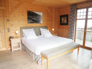 Habitació amb dos llits individuals superior | Escriptori, wifi gratuïta i roba de llit 