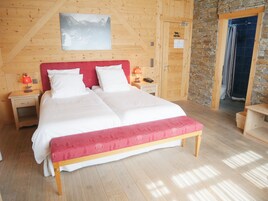 Escritorio, wifi gratis y ropa de cama