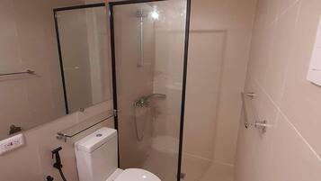 Regadera, bidet, toallas, jabón