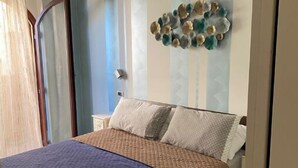 Un dormitorio con una cama, una lámpara de pared y un adorno decorativo en la pared.