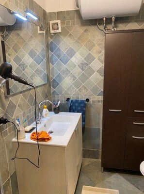 Hair dryer, towels, soap - DIRECTLY ON THE WATERFRONT, SEA VIEW, ARAGONESE CASTLE AND PRIVATE PARKING LOT (Scilla)