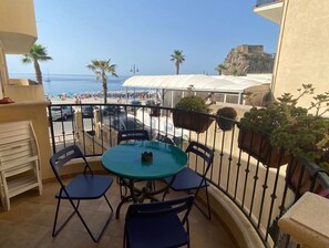 Outdoor dining - DIRECTLY ON THE WATERFRONT, SEA VIEW, ARAGONESE CASTLE AND PRIVATE PARKING LOT (Scilla)