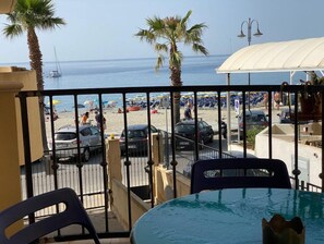 Outdoor dining - DIRECTLY ON THE WATERFRONT, SEA VIEW, ARAGONESE CASTLE AND PRIVATE PARKING LOT (Scilla)