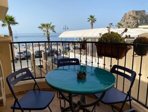 Outdoor dining - DIRECTLY ON THE WATERFRONT, SEA VIEW, ARAGONESE CASTLE AND PRIVATE PARKING LOT (Scilla)