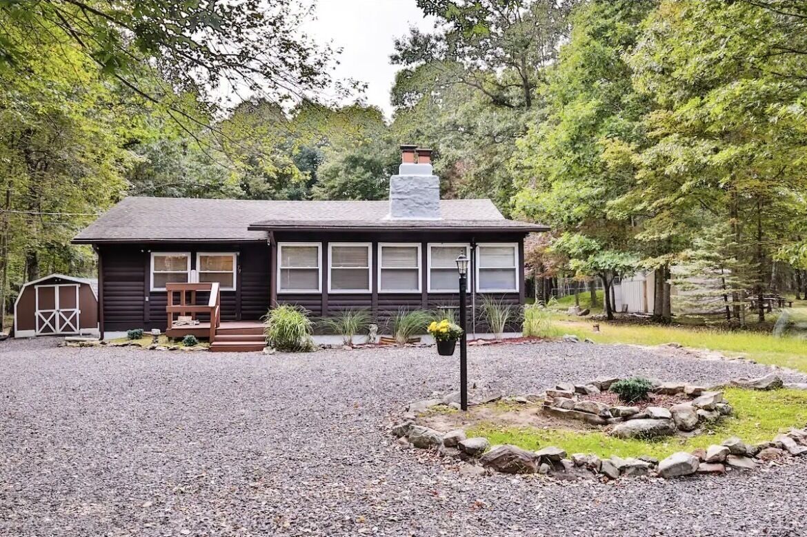 Little Woodsy Lodge in the Poconos - Cozy Cabin Retreat with Hot Tub 