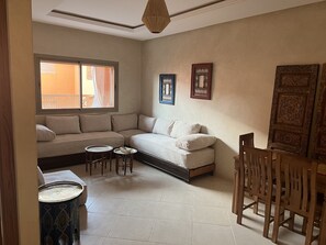 Living area - Bel Appartement 2 Chambres 2 Salles de Bains Idéalement Placé Résidence Piscine (Marrakech)