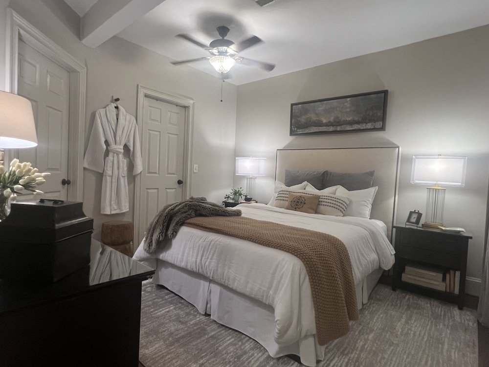 Private Terrace Garden Apt. Newly Renovated minutes from Historic