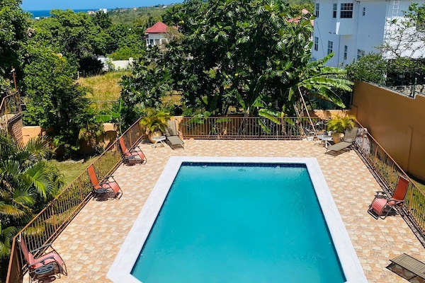 Una piscina al aire libre