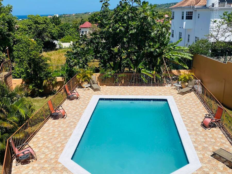 Kolam renang outdoor