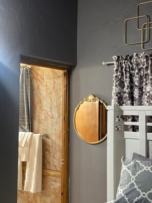 Appartement Luxe, 1 grand lit, vue cour intérieure, côté cour intérieure | 1 chambre, rideaux occultants, fer et planche à repasser, Wi-Fi gratuit