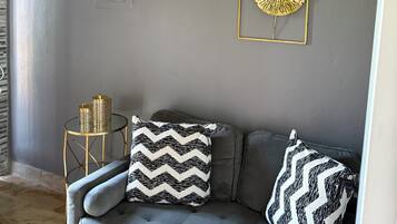 Luxury Apartment, 1 Queen Bed, Courtyard View, Courtyard Area | Living area