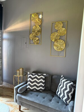 Departamento de lujo, 1 cama Queen size, vista al patio, en el área del patio | Área de sala de estar