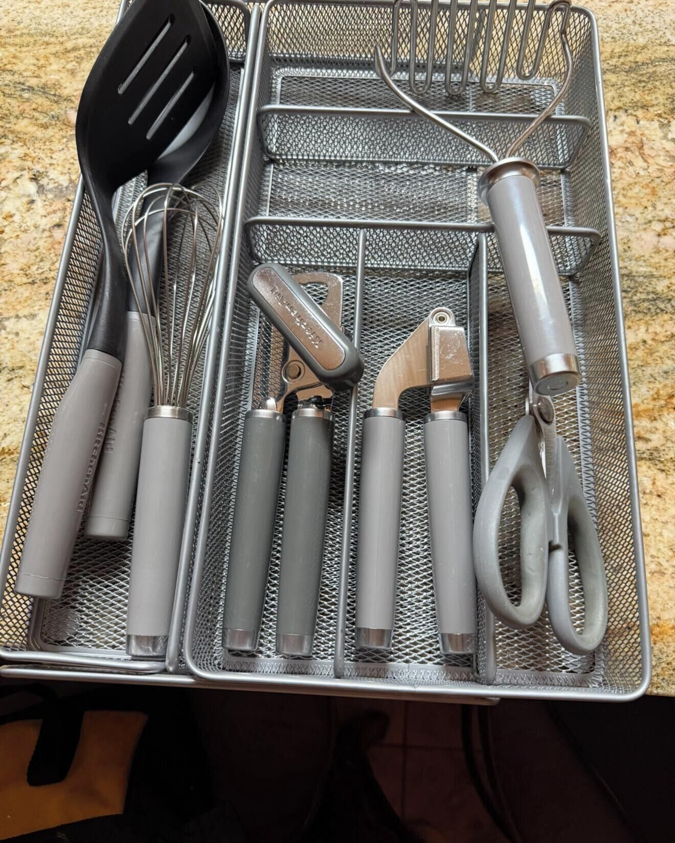 Un organisateur pour ustensiles de cuisine, comprenant divers outils.