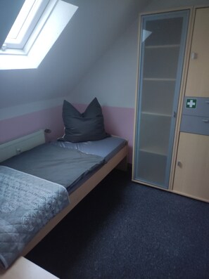 1 habitación, tabla de planchar con plancha y cuna de viaje 