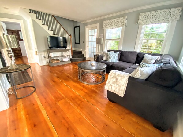 Smart TV - Spacious 5 bedroom, cozy home with private beach access! (Falmouth)