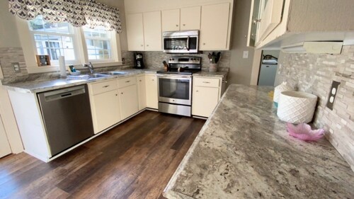 Spacious 5 bedroom, cozy home with private beach access!